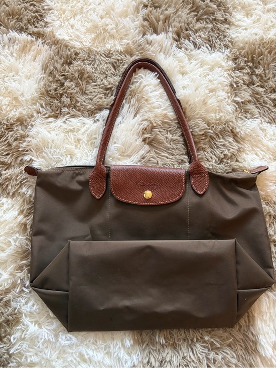 Longchamp Handbags - Longchamp le pliage medium olive tote